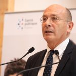 Homme en costume parlant lors d’une conférence